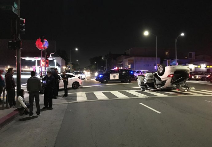 ZAPOMAGALA I VRIŠTALA: Luksuznim džipom polomili obe noge djevojci u centru grada (UZNEMIRUJUĆE FOTOGRAFIJE)