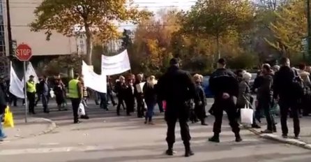 Više stotina radnika Željezare stiglo ispred Vlade FBiH u Sarajevu (VIDEO)