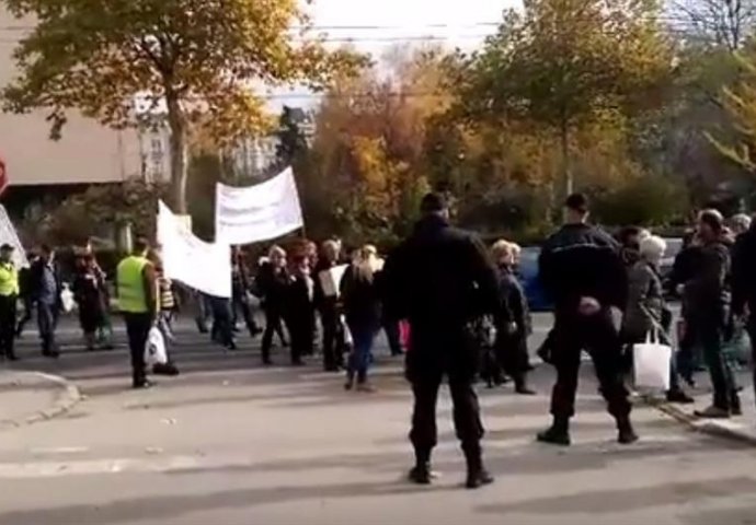 Više stotina radnika Željezare stiglo ispred Vlade FBiH u Sarajevu (VIDEO)