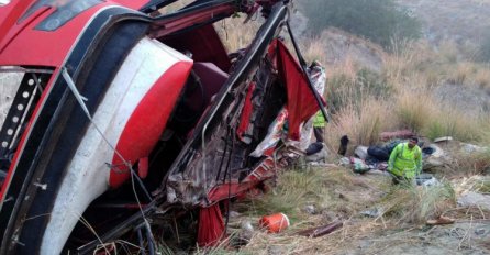 STRAVIČNA SAOBRAĆAJNA NESREĆA: Autobus pao u provaliju, POGINULO 27 OSOBA!