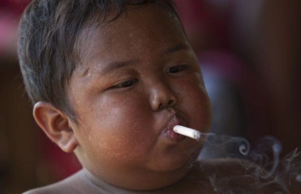 ovaj-decak-iz-indonezije-poceo-je-da-pusi-oko-40-cigareta-dnevno-sa-samo-2-godine-1