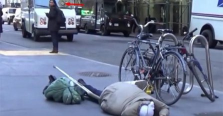 PROBAJTE ZADRŽATI SUZE: Starac, beskućnik je pao na zemlju i niko mu nije želio pomoći, ali onda se desilo OVO! (VIDEO)