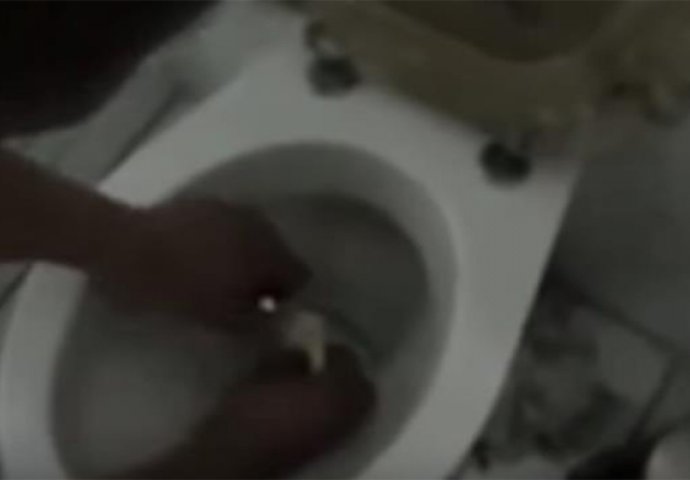 NEVJEROVATNO: Evo kako izgleda kada Nijemac pokuša da odčepi začepljenu WC šolju! (VIDEO)