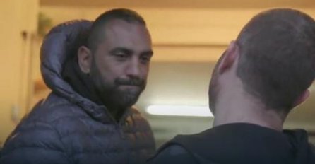 GLAVOM U NOS, PA ONDA PALICOM: Brat mafijaša brutalno PREMLATIO novinara tokom intervjua (VIDEO)