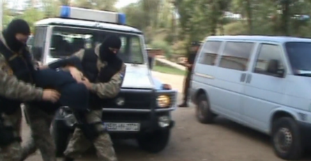 Uz prijetnju oružjem oduzeo automobil i iznuđivao novac