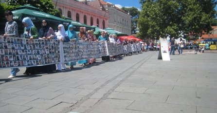 Sutra u Tuzli mirni protest Udruženja 'Žene Srebrenice'