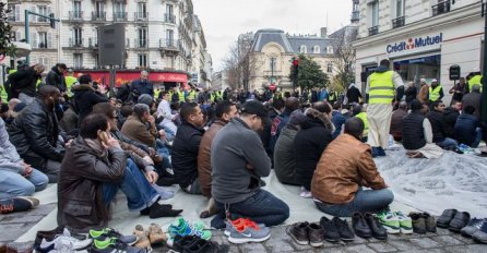 NAKON ZATVARANJA DŽAMIJE: Muslimanskim vjernicima onemogućena i molitva na ulici 