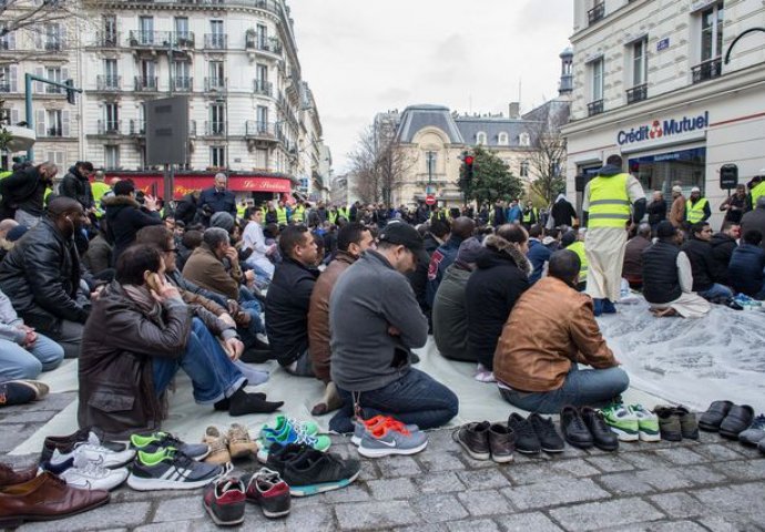 NAKON ZATVARANJA DŽAMIJE: Muslimanskim vjernicima onemogućena i molitva na ulici 