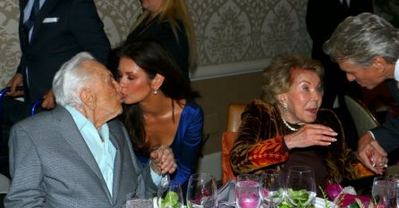 FOTOGRAFIJA U NEKOLIKO TRENUTAKA OBIŠLA SVIJET: Catherine Zeta-Jones u usta ljubi 100-godišnjeg svekra Kirka Douglasa 