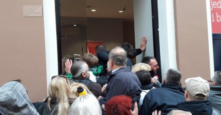 Drama u Sarajevu: Članovi udruženja "Švicarac" upali u "Addiko" banku, jednoj ženi pozlilo!