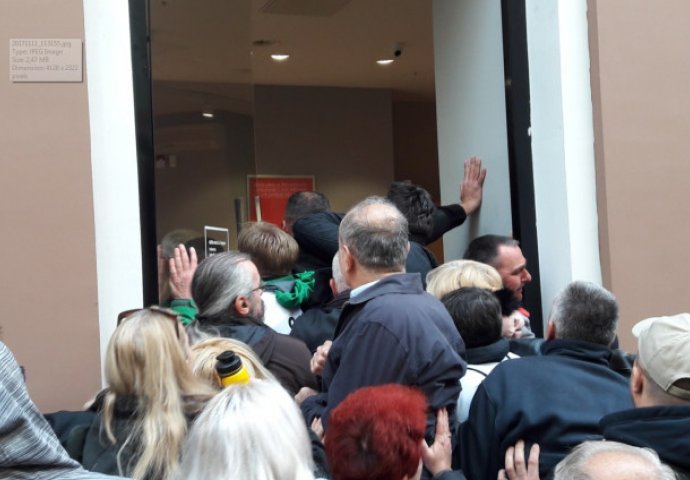 Drama u Sarajevu: Članovi udruženja "Švicarac" upali u "Addiko" banku, jednoj ženi pozlilo!