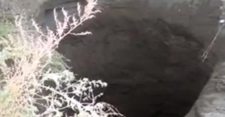NA OVOM MJESTU SE DOGAĐAJU ČUDNE STVARI: Iznenada se pojavila rupa duboka 15 metara i to nije prvi put!(VIDEO)