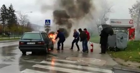 DRAMA U CENTRU BANJALUKE: Zapalio se automobil, građani pritrčali da pomognu (VIDEO)