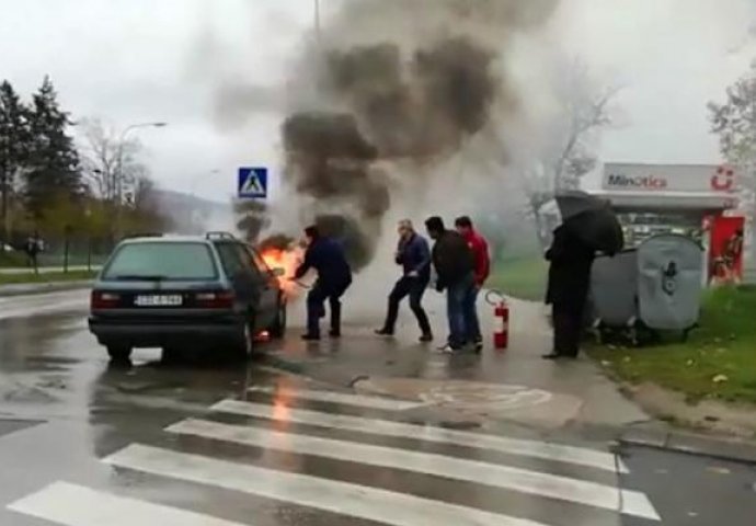 DRAMA U CENTRU BANJALUKE: Zapalio se automobil, građani pritrčali da pomognu (VIDEO)
