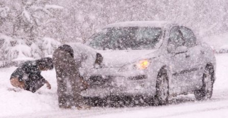 Vozačima se savjetuje oprezna vožnja: Zbog snijega koji pada saobraćaj se odvija usporeno