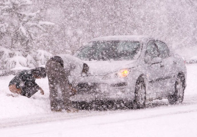 Vozačima se savjetuje oprezna vožnja: Zbog snijega koji pada saobraćaj se odvija usporeno