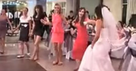 Momci umislili da igraju nikad JAČE KOLO na svadbi, sve dok nije uletjela mlada sa djevojkama i objasnila im NEKE STVARI (VIDEO)