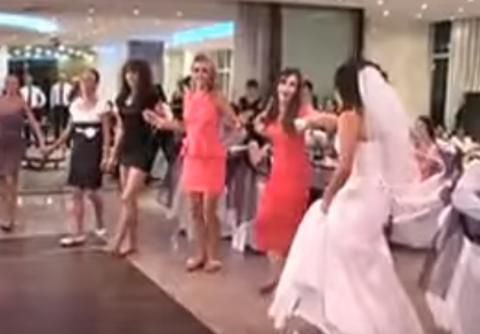 Momci umislili da igraju nikad JAČE KOLO na svadbi, sve dok nije uletjela mlada sa djevojkama i objasnila im NEKE STVARI (VIDEO)