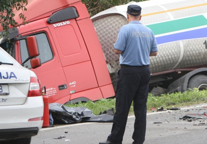 ZA DLAKU IZBJEGNUTA KATASTROFA NA AUTOPUTU: Cisterna sa zapaljivim plinom se zabila u šleper