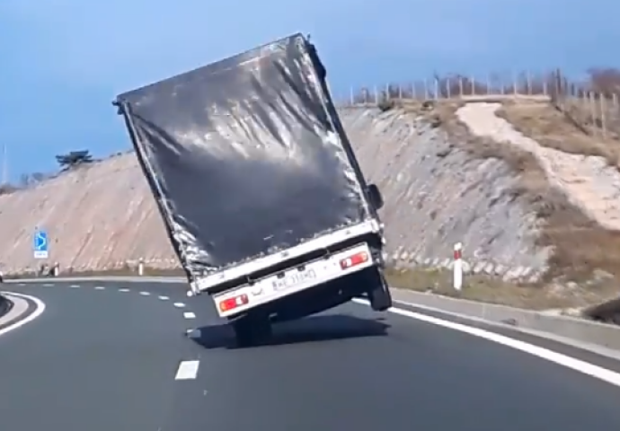 DRAMATIČAN SNIMAK: Pogledajte kako je vozač kamiona zaplesao na riječkoj obilaznici pod udarima vjetra (VIDEO)