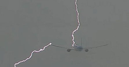 HOROR NA NEBU: Avion u trenutku polijetanja pogodila munja