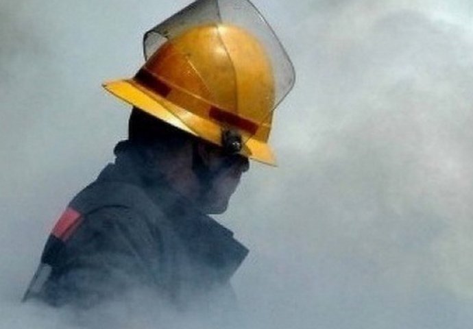 Požar u sarajevskom naselju Alipašino polje, vatrogasne ekipe na terenu!