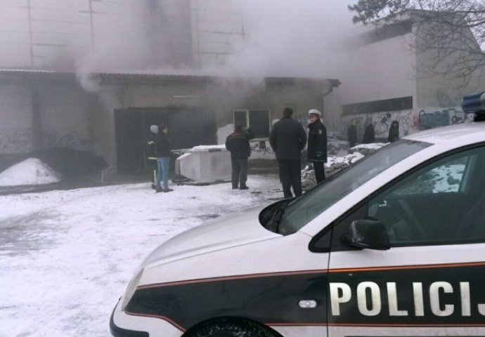 Izbio požar u stanu na Alipašinom Polju - stanari evakuirani