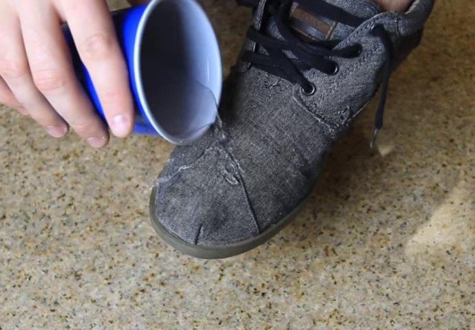 TRIK KOJI ĆE VAS ODUŠEVITI: Za samo nekoliko minuta svaka cipela će postati otporna na kišu i snijeg! (VIDEO)