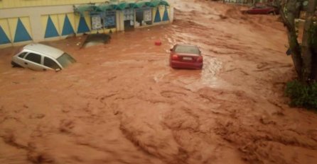 NEZAMAPĆENE POPLAVE U BLIZINI GLAVNOG GRADA: Dvoje mrtvih, ljudi zarobljeni u kućama! (VIDEO)