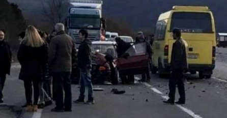 TEŽAK SUDAR KOMBIJA I AUTOBUSA PUNOG DJECE: Povrijeđeno deset učenika