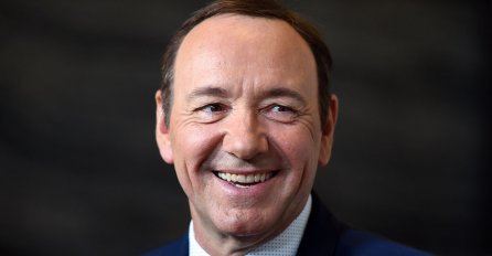 NE LIČI NA SEBE: Kevin Spacey uslikan na klinici, fanovi ne mogu vjerovati da je ovo on (FOTO)