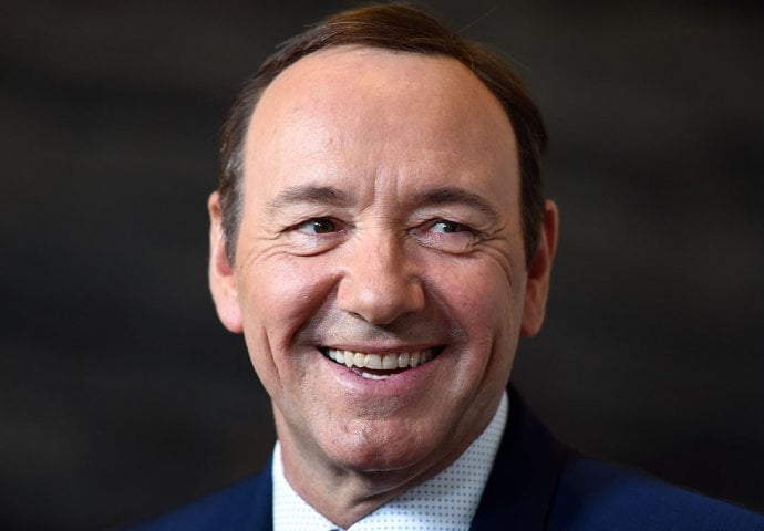 NE LIČI NA SEBE: Kevin Spacey uslikan na klinici, fanovi ne mogu vjerovati da je ovo on (FOTO)