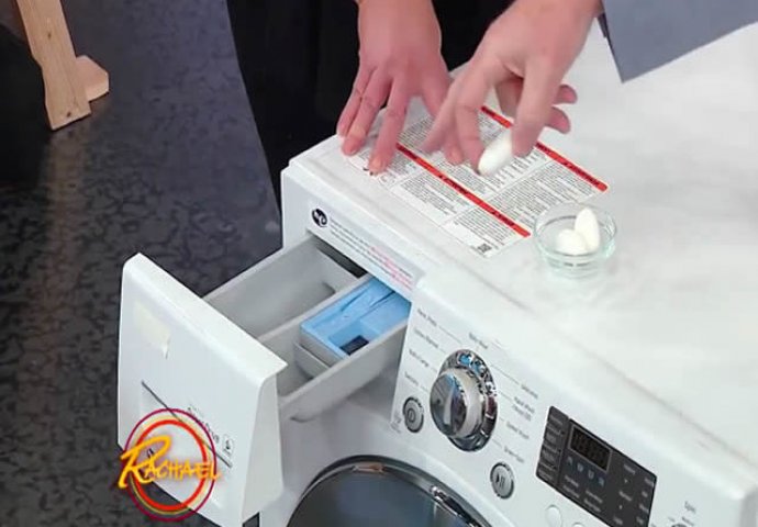 SJAJAN TRIK: Stavio je tableticu za pranje sudova u mašinu za veš i podesio visoku temperaturu!