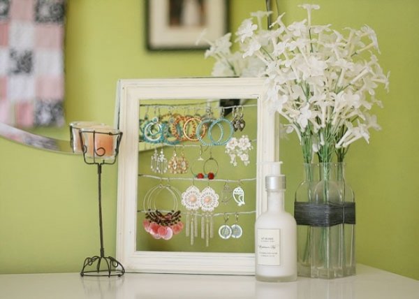 7804310-shabby-chic-altered-picture-frame-dangly-earring-jewelry-display-holder-1-1479731505-650-16e64497b8-1479995790