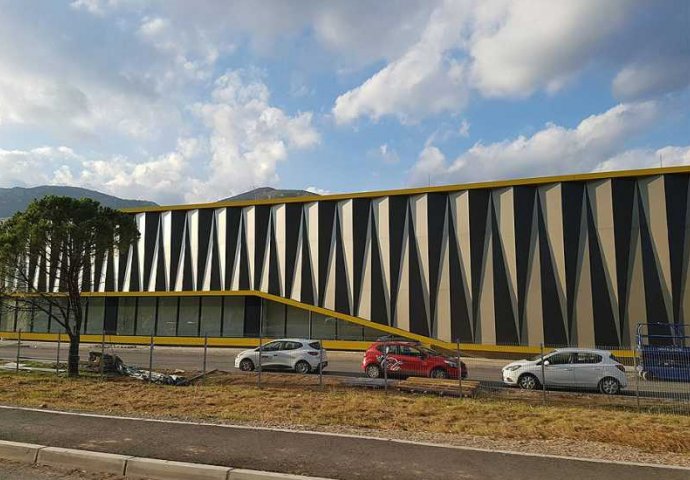 Maloljetnik zapalio policu u tržnom centru Bingo