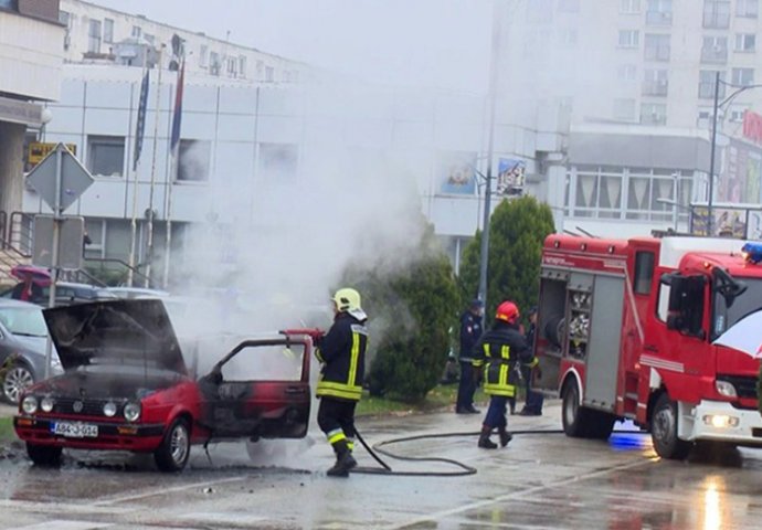 Golf 2 se zapalio u vožnji, putnice uspjele pobjeći!