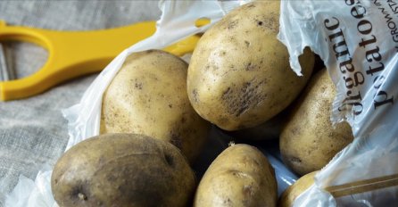 TRIK ZLATA VRIJEDAN: Evo kako da ogulite krompir za samo 10 sekundi! (VIDEO)