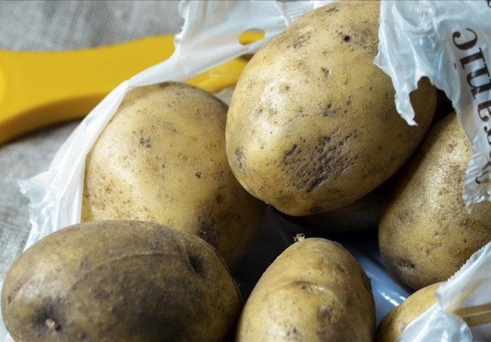 TRIK ZLATA VRIJEDAN: Evo kako da ogulite krompir za samo 10 sekundi! (VIDEO)