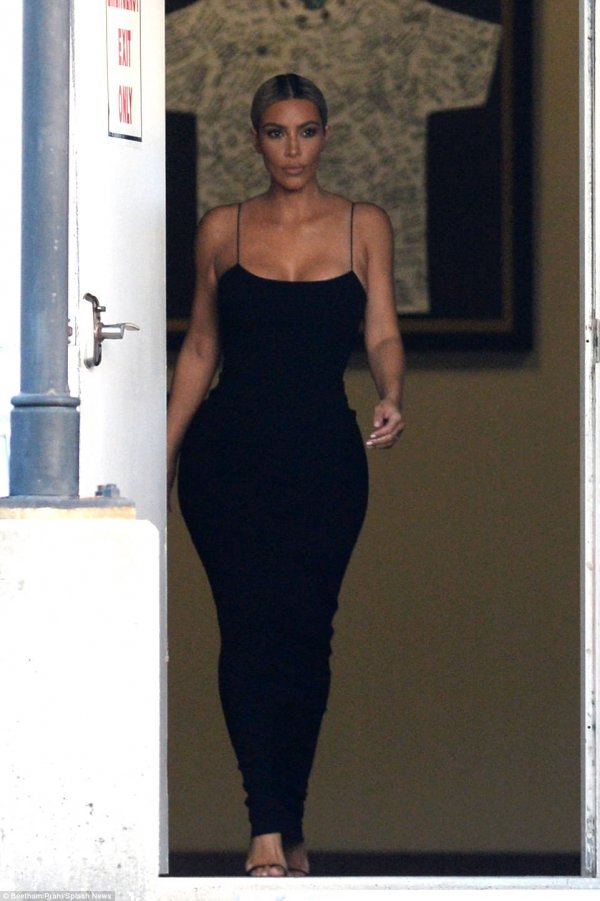 466d720c00000578-5091071-never-not-entrancing-kim-kardashian-above-exits-the-airport-afte-a-5-1510880504641