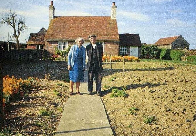 Bračni par se svakih nekoliko mjeseci slikavao u bašti: Posljednja fotografija mnoge je ostavila u suzama!