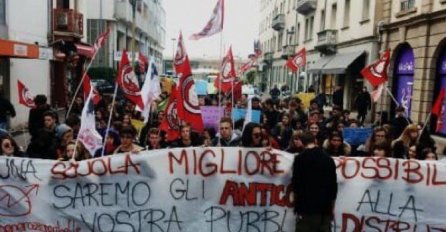 Grci marširaju kako bi obilježili studentsku pobunu protiv hunte 1973. godine