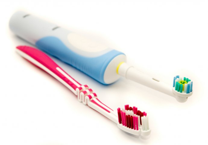 Da li su električne četkice za zube bolje od klasičnih? PREDNOSTI I MANE OVE ČETKICE