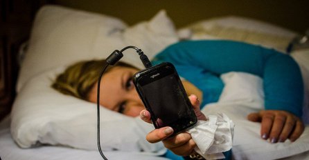 Da li držite mobitel na krevetu dok se puni? Zbog ovoga to nikad više nemojte raditi