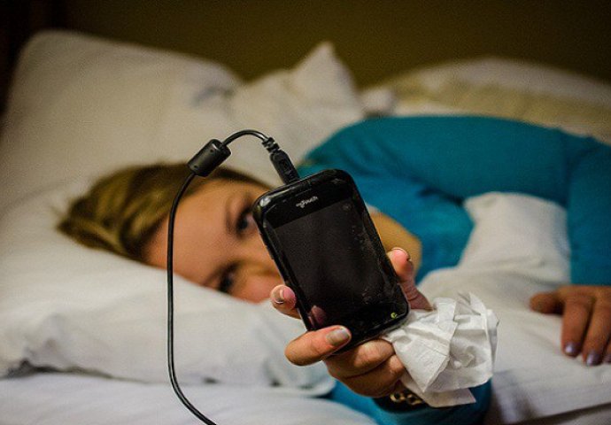 Da li držite mobitel na krevetu dok se puni? Zbog ovoga to nikad više nemojte raditi