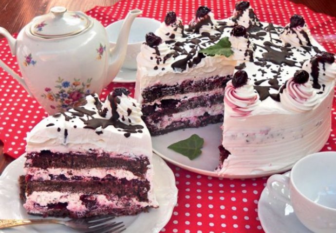 Lažna Švarcvald torta koja se ne peče: Lakša priprema, podjednako ukusna! (RECEPT)