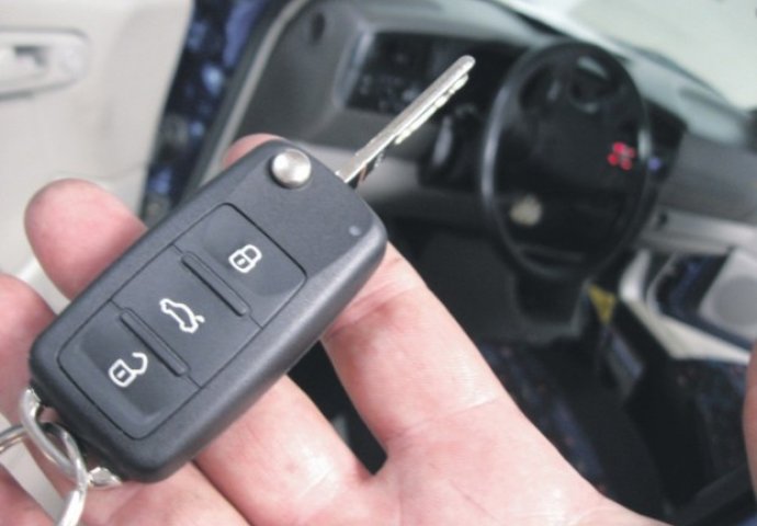 OVO SIGRNO NISTA ZNALI: Šta uraditi kada vam je ključ od auta ostao u njemu zaključan?