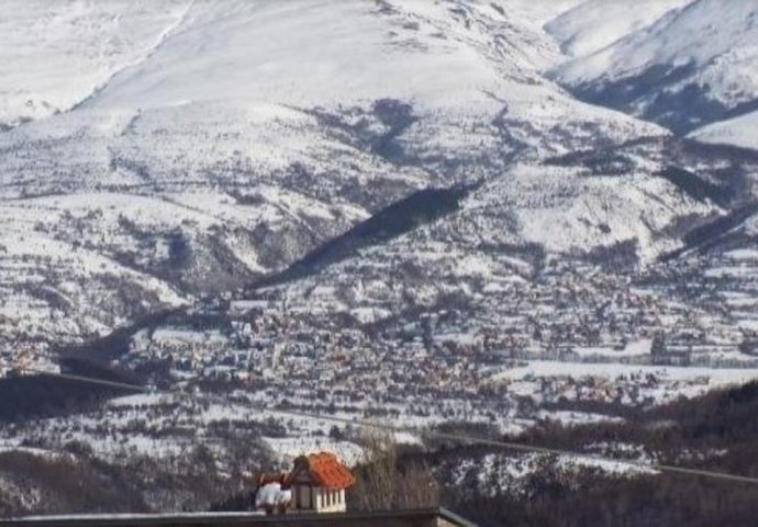 PAO SNIJEG, VISINA POKRIVAČA 20 CENTIMETARA: Saobraćaj otežan, putevi neprohodni