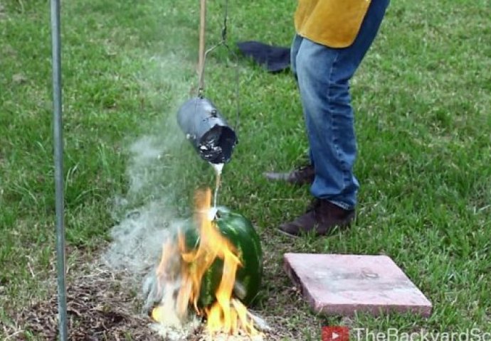 Sipao je aluminijum u lubenicu i dobio nešto što će vas ostaviti bez daha (VIDEO)