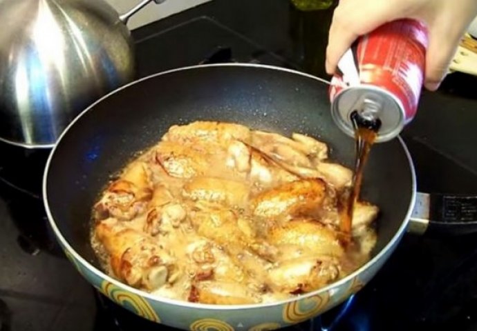 NEVJEROVATAN TRIK: Istresla je Coca-Colu na piletinu, rezultat će vas oduševiti!