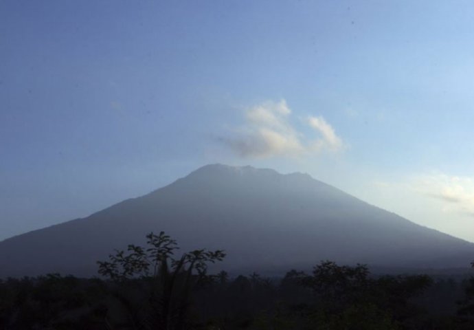 Prijeti erupcija vulkana na Baliju, hiljade stanovnika bježe